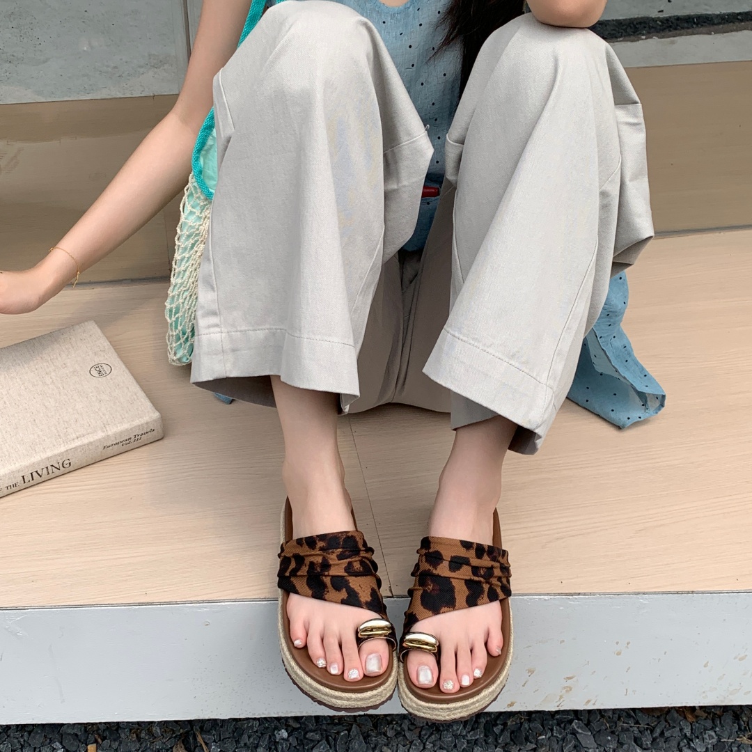 Bashagirl Women's 2026 Summer Thick Sole Toe Separator Slippers with Metal Buckle and Wrinkled Design for Vacation Beach - Image 4
